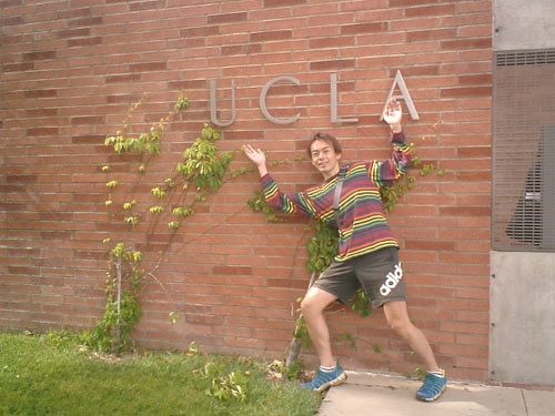 UCLAの正門前でパチリ。