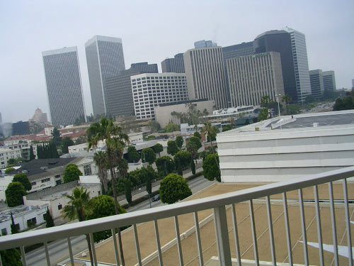 ホテルの窓からビバリーヒルズのオフィス街を眺める。