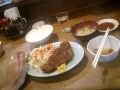 １日めのお昼はとんかつ定食。早稲田テイストがワタシにフィット。