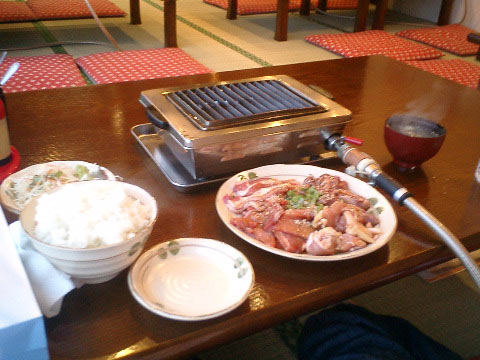 その日の夕食。鳥と牛と豚の焼き肉９８０円。