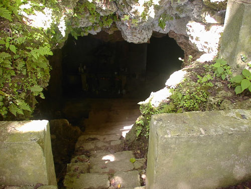 山の中の墓の入り口