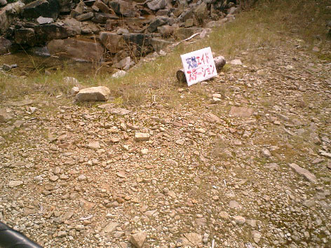 水が湧いているところには、天然エイドステーションのサインがある。上流オシッコ禁止。